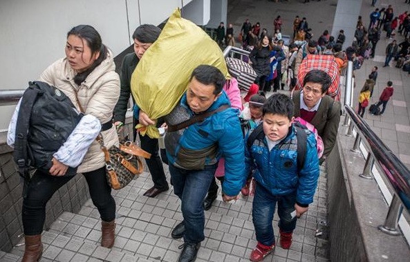 女子携一家五口搬回农村，重塑生活与养娃之路