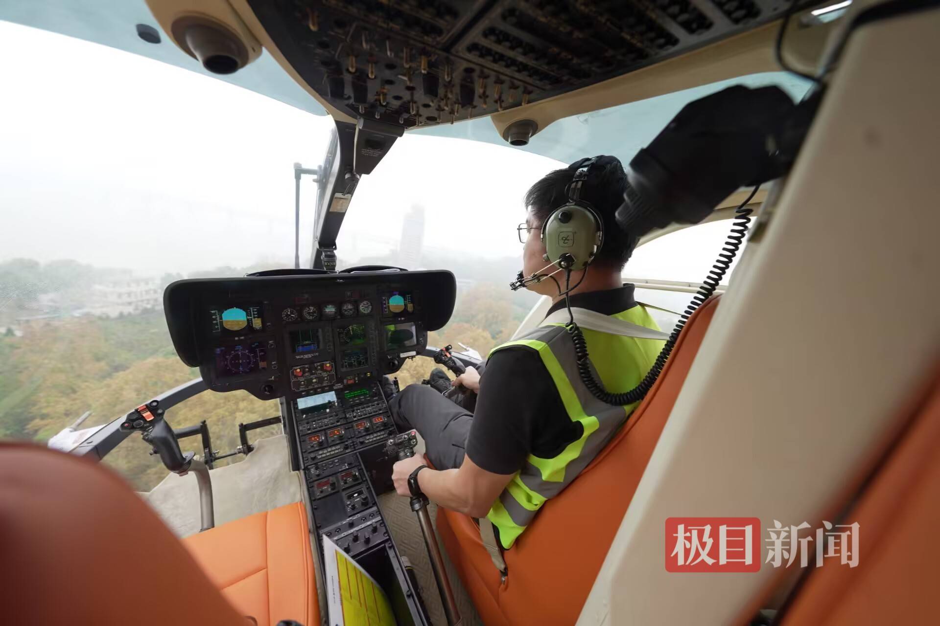 武汉首条低空观光航线试飞成功，点亮城市新名片，低空经济展翅高飞