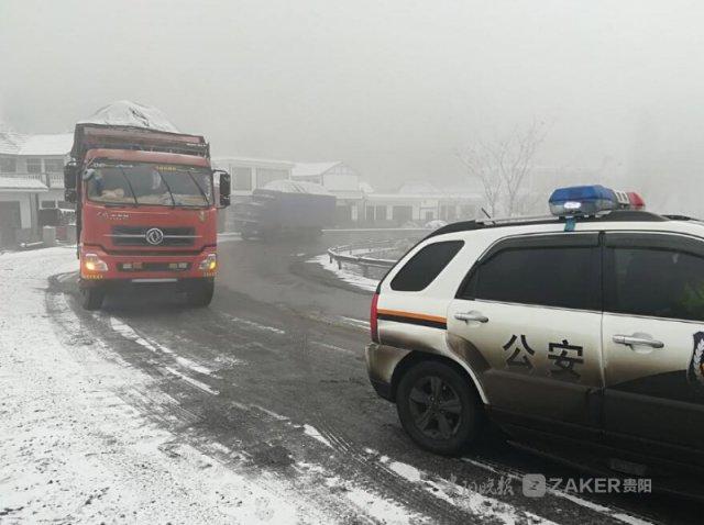 六盘水高新区建设服务中心心系群众安全，撒盐除冰行动确保畅通无阻