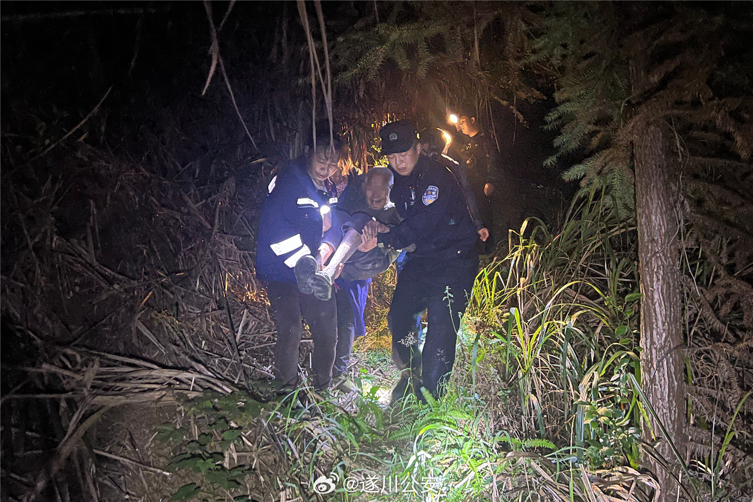 七旬老人深山获救，民警历时30余小时全力搜寻