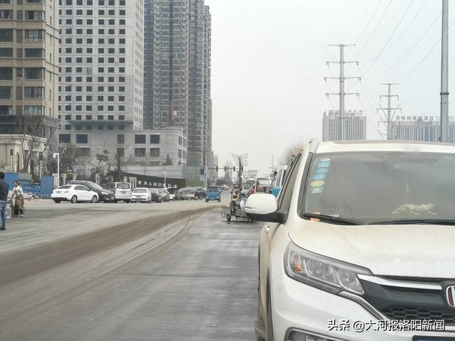 市政道路多年未修，刮风扬尘与下雨泥泞的困扰