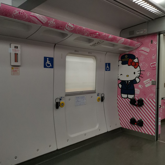 重庆地铁新亮点，HelloKitty列车惊艳登场