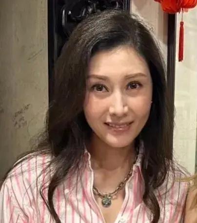 李嘉欣，时光雕琢下的优雅女神，54岁风采依旧迷人