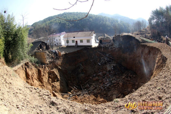 贵州村民家中地陷引发广泛关注，全村多处出现塌陷现象