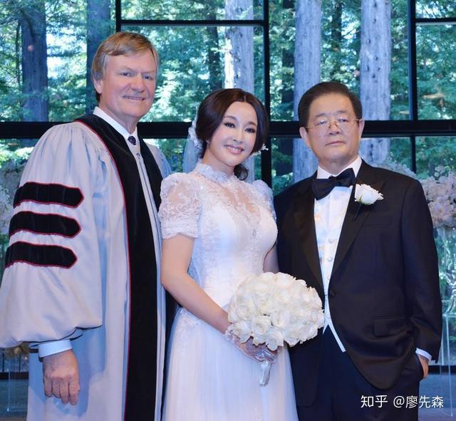 刘晓庆保镖出手应对前男友堵门风波