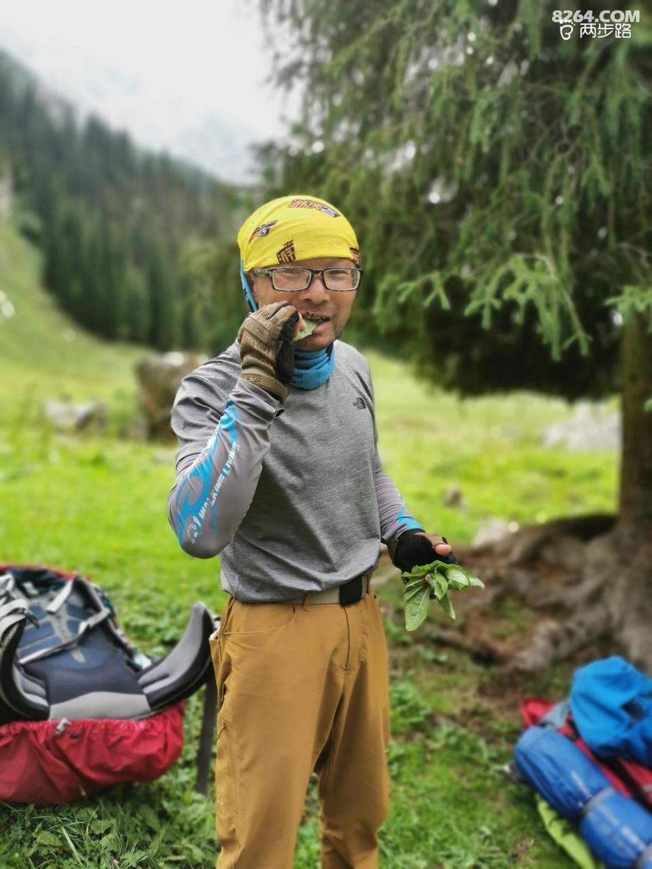 板鞋下的冒险之旅，女子登山意外之旅