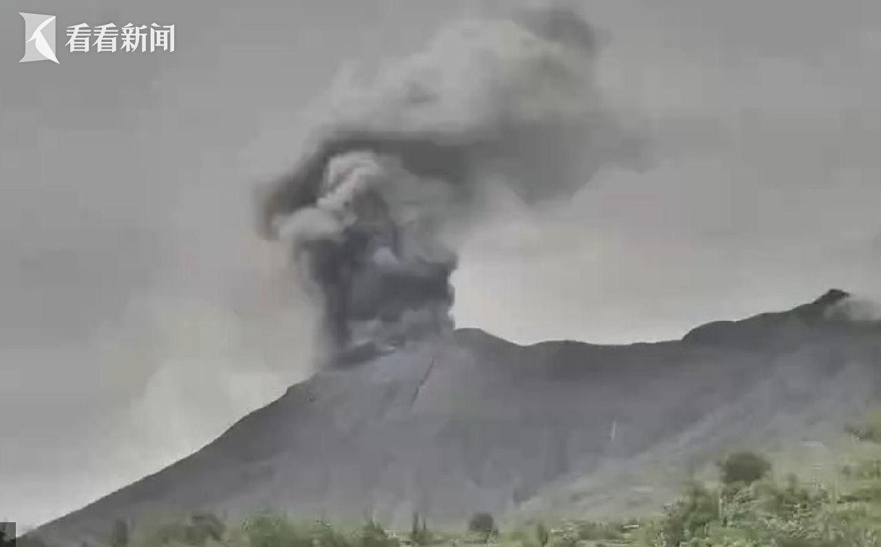 日本火山喷发灰柱直冲云霄，自然力量震撼展现