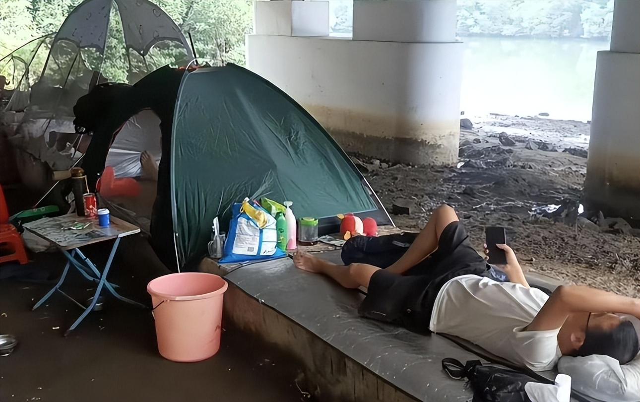 广州桥洞下的打工人生存纪实