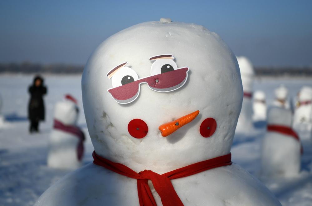 哈尔滨大雪人的新年装扮温馨故事