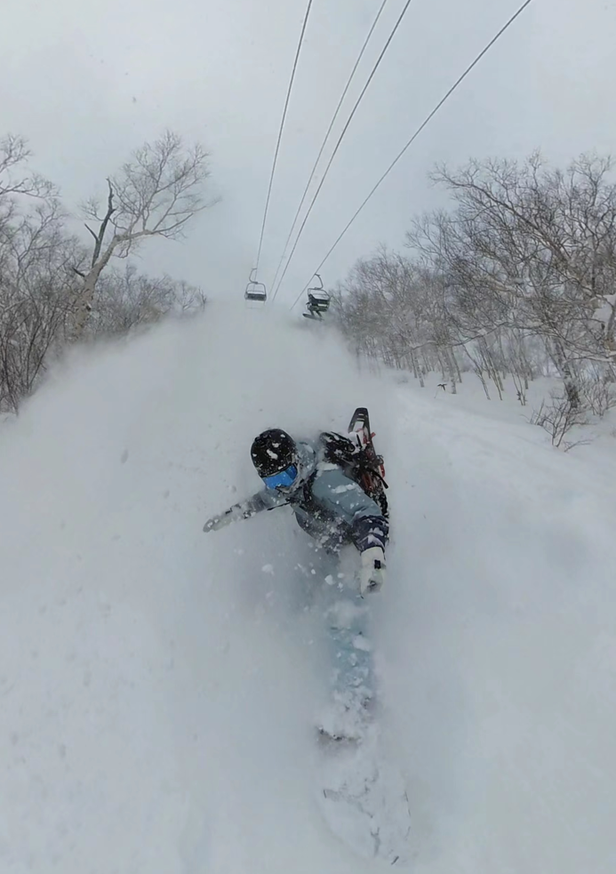 中国游客滑雪遭遇粉雪险境致悲剧，警示滑雪安全需重视