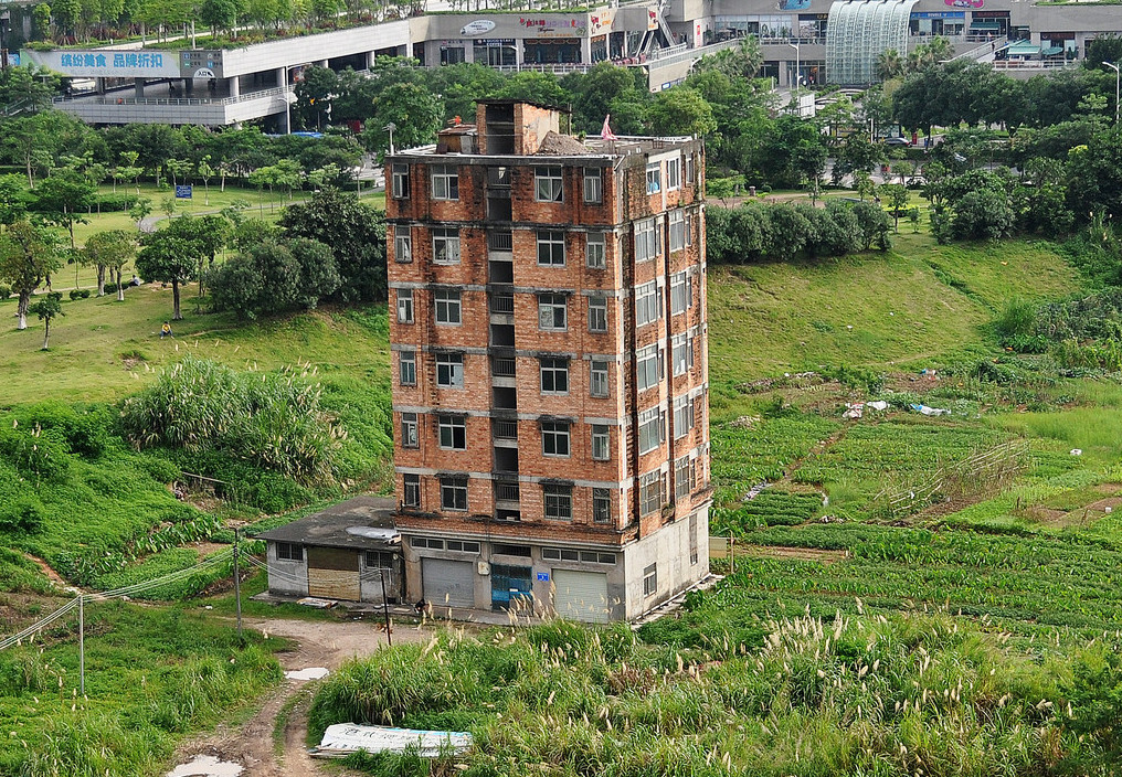 钉子户的独特景观，城市中的反思与参观点