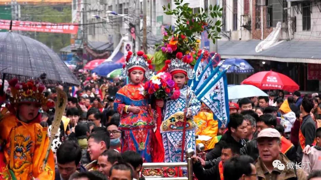 农村婚礼喜庆现场，沿路撒红包的欢乐时刻